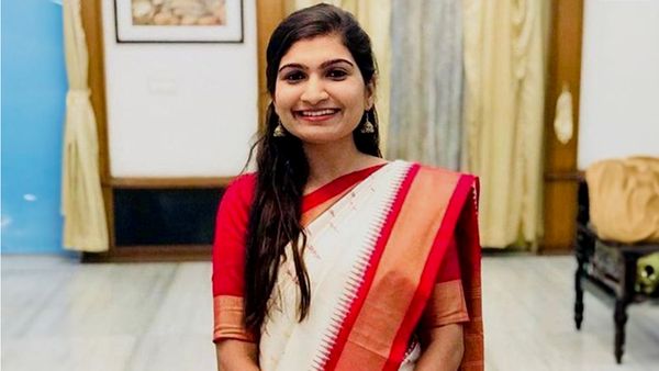 IAS नम्रता जैन: नक्सलियों की गोलियों के बीच बीता बचपन, अब रायपुर में क्यों हो रही चर्चा?