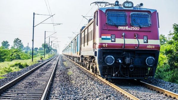रेलवे में बड़ी राहत: ट्रैकमैन डेथ रेट में 65% की गिरावट, जहां 196 मौतें थीं, अब सिर्फ 67! कैसे हुआ मुमकिन?