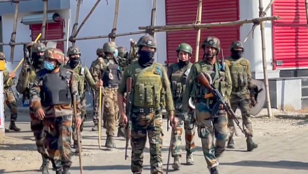 मणिपुर में सुरक्षाबलों को बड़ी कामयाबी, भारी मात्रा में हथियार बरामद, 5 जिलों में चली सुरक्षाबलों की दबिश