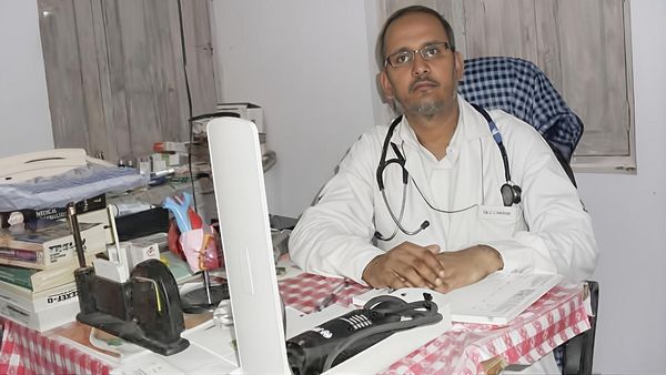 Motivational Story: बड़ी नौकरी छोड़, डॉ. ने सैलरी नहीं इंसानियत चुनी, लोगों के लिए बना दिया ₹50 वाला अस्पताल