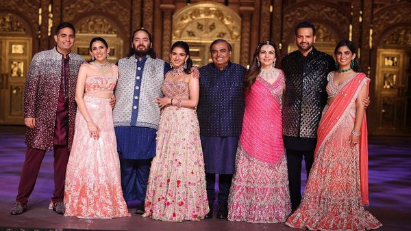 Anant Radhika wedding anniversary: अंबानी-मर्चेंट की शादी में जुटे ग्लोबल स्टार्स, दुनिया ने देखी भारत की धाक