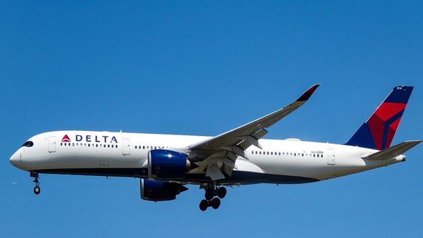 उड़ान भरते ही Delta Air Lines के प्लेन में लगी भयंकर आग, देखें रोंगटे खड़े कर देने वाला VIDEO