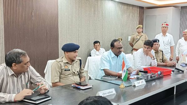 Maharajganj News: कृषकों को सुचारू रूप से होगा उर्वरक का वितरण, डीएम ने दिए यह निर्देश