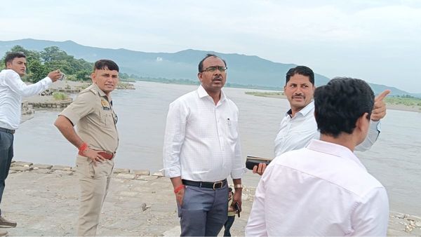 Maharajganj News: DM ने किया बी गैप बांध का निरीक्षण किया गया