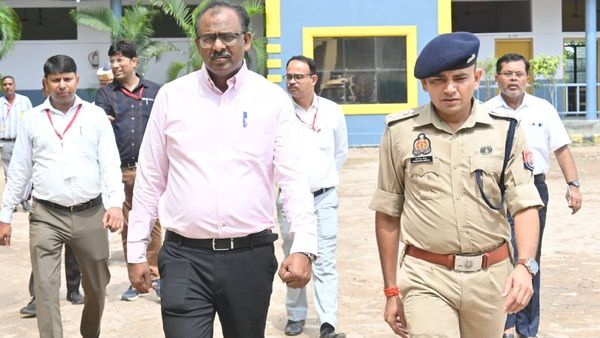 UPPSC RO ARO EXAM: आधे से अधिक अभ्यर्थी रहे नदारद, कड़ी सुरक्षा के बीच परीक्षा सकुशल सम्पन्न