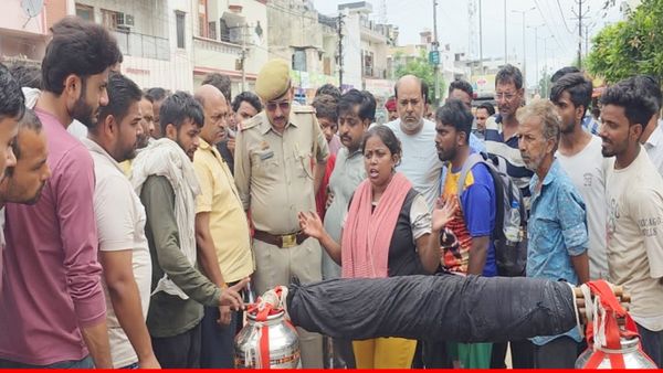 Muzaffarnagar News : पुरकाजी में कांवड़ पर थूकने की घटना से भड़के श्रद्धालु, पुलिस की सक्रियता से टला टकराव