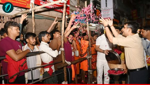 Kashi Vishwanath धाम में श्रद्धा का महासागर, दर्शन के लिए लगी लंबी कतारें, फूलों से हुआ भक्तों का स्वागत