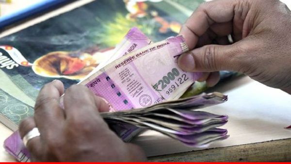 UP News: झांसी के माइक्रो फाइनेंस बैंक में महिला से बदसलूकी, किश्त न चुकाने पर घंटों बैठाए रखा गया