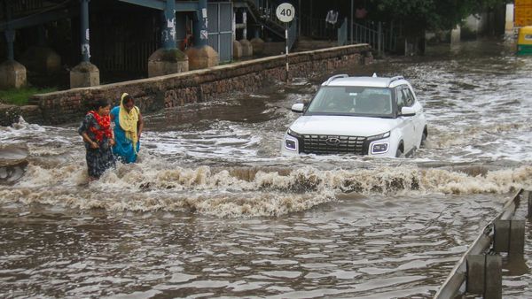 भारी बारिश ने रोकी गुरुग्राम की रफ्तार, 12 घंटे में गिरा 133 mm पानी, जारी की गई वर्क फ्रॉम होम एडवाइजरी