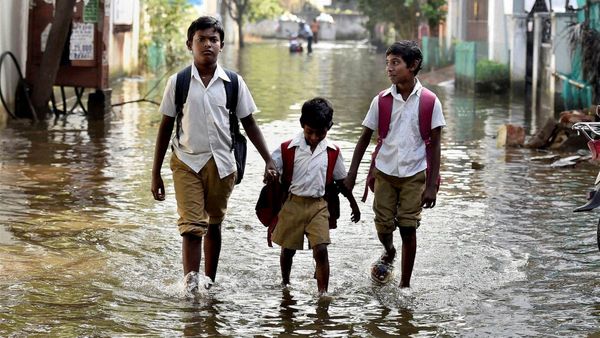 देशभर में बारिश से तबाही! कई क्षेत्रों में बाढ़-भूस्खलन को लेकर रेड अलर्ट, कहां-कहां बंद हुए स्कूल-कॉलेज?
