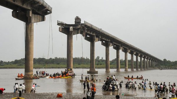 Gambhira Bridge Collapse: 13 जानों को चुकानी पड़ी टोल बचाने की कीमत! वडोदरा पुल हादसे के खुल रहे राज