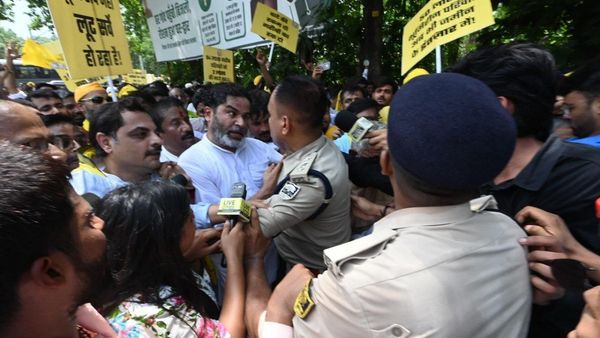 Bihar Politics: 3 बड़ी मांगों पर Prashant Kishor का सियासी तेवर, Patna में लाठीचार्ज, FIR दर्ज