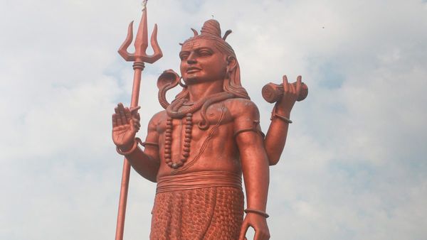 Sawan ka Somwar 2025: सावन का तीसरा सोमवार आज, चारों ओर 'हर-हर महादेव की गूंज', जानिए क्यों हैं बेहद खास?