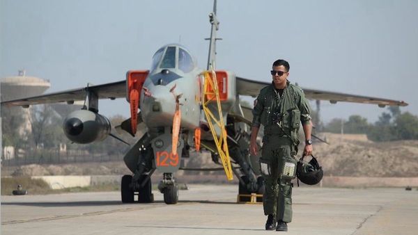 Rishiraj Singh Deora: तिरंगे में लिपटे शहीद ऋषिराज सिंह को अंतिम विदाई, पिता को रोते देख भर आईं सबकी आंखें