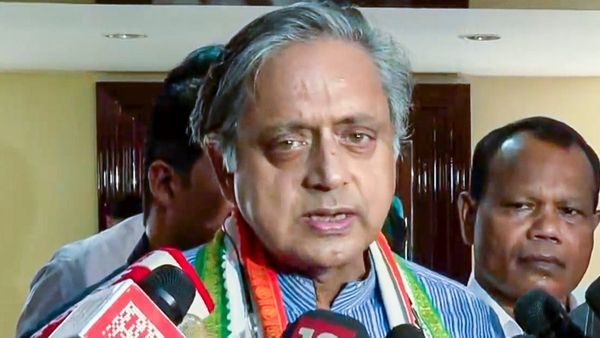 'भारत अगर मर गया, तो कौन जिएगा?', पंडित नेहरू की बात दोहराकर Shashi Tharoor ने किसे घेरा?