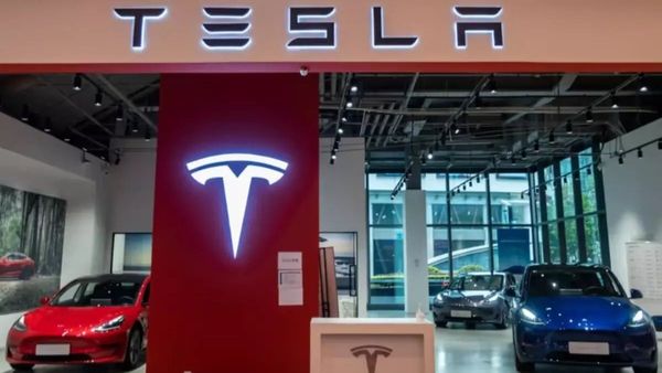 Tesla की भारत में धमाकेदार एंट्री, मुंबई में खुला पहला शोरूम, जानिए कब से मिलेंगी कारें