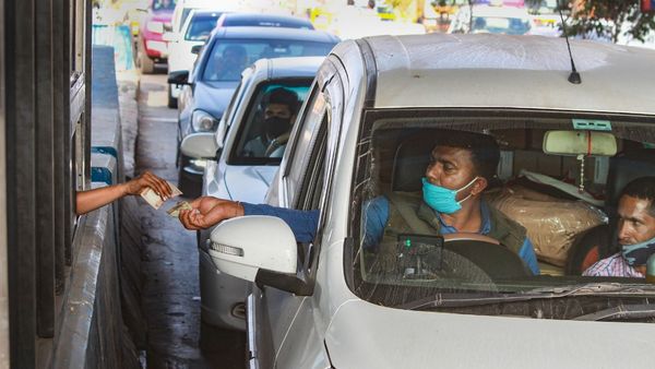 सरकार ने दिया राहगीरों को बड़ा तोहफा! अब टनल-पुलों पर नहीं देना होगा भारी टोल, 50% तक सफर हुआ सस्ता