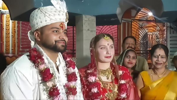 कटिहार के डॉक्टर और रूसी आर्किटेक्ट की अनोखी Love Story, दुर्गा मंदिर में रचाई शादी, मिला नया नाम 'नास्तिया'