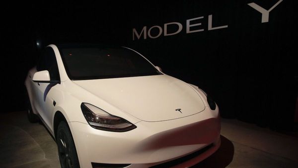 Tesla Car Price In India: टेस्ला की कीमत 60 लाख से शुरू, इन शहरों में होगी बुकिंग, फीचर्स जानकर चौंक जाएंगे!