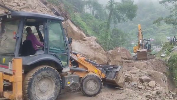 Uttarakhand weather: भारी बारिश का अलर्ट, यमुनोत्री हाईवे बाधित, सावन और चुनाव के दौरान बारिश में भी उत्साह