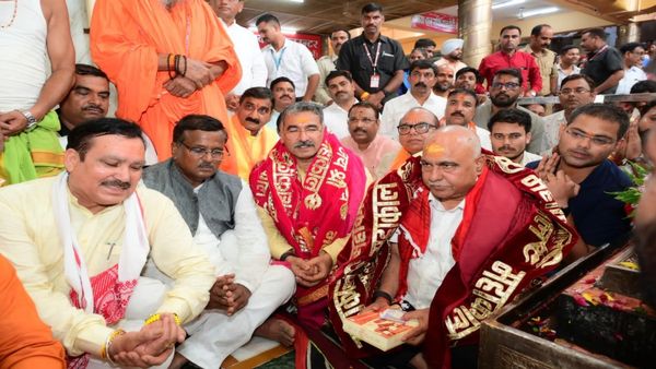 MP News: बाबा महाकाल के दरबार में सादगी की मिसाल, हेमंत खंडेलवाल ने सामान्य जन की तरह किए दर्शन