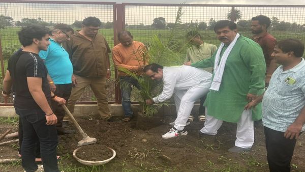 “एक पेड़ मां के नाम!”: सीहोर के फंदा गांव में जागृत हिंदू मंच ने बोया पर्यावरण और मातृभक्ति का बीज