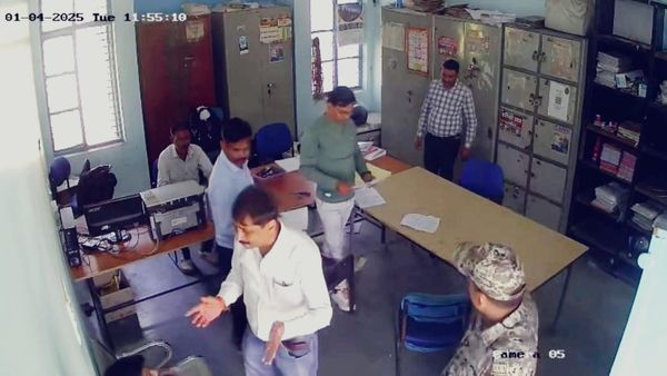 जानिए भिंड में थप्पड़ बाज कलेक्टर का VIDEO कैसे हुआ वायरल, IAS संजीव श्रीवास्तव ने छात्र को जड़े थे तमाचे