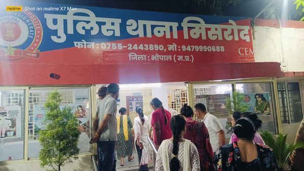Bhopal News: डॉग लवर का ड्रामा, जाट खेड़ी की महिंद्रा ग्रीन वुड कॉलोनी में आवारा कुत्तों को लेकर हंगामा