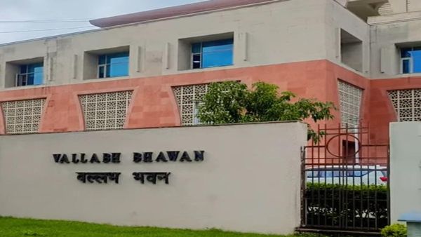 सचिवालय से हटे IAS चक्रवर्ती एम, जानिए क्यों हुआ फेरबदल; विदेश यात्रा से लौटते ही CM मोहन यादव ने बदले अफसर