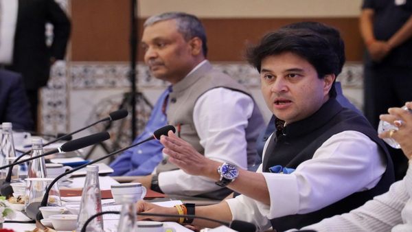 जानिए थीम रोड पर वृक्षारोपण में कैसे हुई गड़बड़ी, केंद्रीय मंत्री सिंधिया सख्त, ठेकेदार पर कार्रवाई के निर्देश