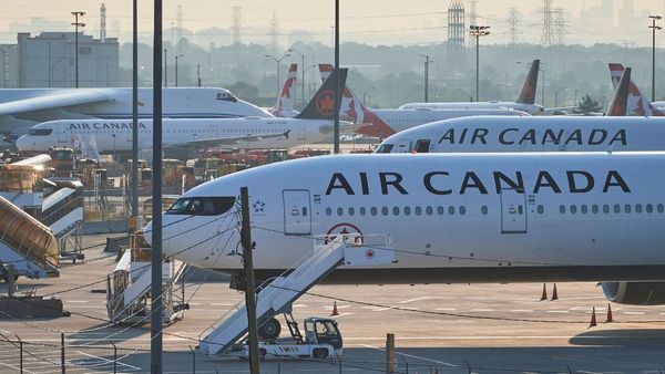 क्यों रद्द करनी पड़ी Air Canada की सैकड़ों फ्लाइट्स? 5 लाख से अधिक यात्री हुए प्रभावित