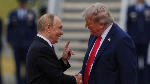 Alaska Melania Trump Letter to Putin: डोनाल्ड ट्रंप की पत्नी मेलानिया ने पुतिन को दिया लेटर, क्या लिखा था?