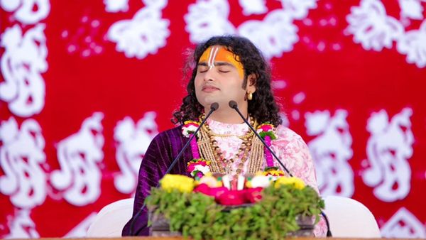 कथावाचक Aniruddhacharya ने फिर दिया विवादित बयान, '10 लड़कों के साथ रहने वाली लड़की एक के साथ कैसे टिकेगी?'