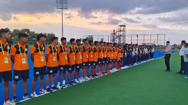 बिहार के हॉकी प्रशिक्षुओं को बॉल बॉयज़ और बॉल गर्ल्स की भूमिका के लिए प्रशिक्षण देते महानिदेशक