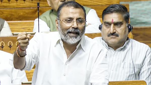 बाबा बैद्यनाथ मंदिर मामले में गिरफ्तारी देने पहुंचें निशिकांत दुबे, जानिए पुलिस ने क्यों नहीं किया गिरफ्तार?