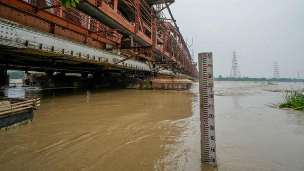 Delhi Flood Alert: दिल्ली में यमुना का जलस्तर खतरे के निशान के पार, निचले इलाकों में बाढ़ का हाई अलर्ट जारी