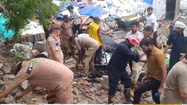 Delhi में भारी बारिश का कहर, जैतपुर में घर की दीवार गिरने से 7 लोगों की दर्दनाक मौत