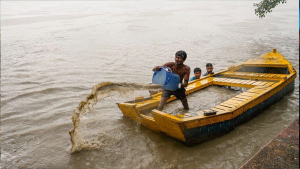 Delhi में यमुना का जलस्तर फिर खतरे के करीब पहुंचा, तीसरी बार पार किया चेतावनी स्तर, बाढ़ को लेकर प्रशासन अलर्ट