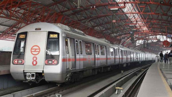 Delhi Metro में सफर करना हुआ मंहगा, आज से किराए में 1 से 5 रुपये तक की हुई बढ़ोतरी, देखिए नई किराया लिस्ट