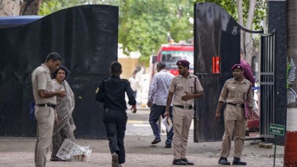 Delhi school: कौन फैला रहा दिल्ली के स्कूलों में दहशत? आज फिर मिली बम की धमकी, मौके पर पहुंची पुलिस