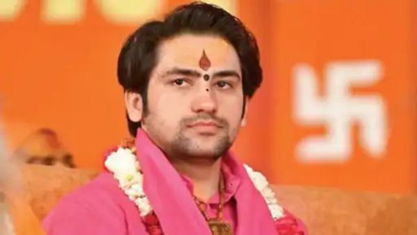 'धर्माचार्य नहीं, महिलाओं की तस्करी करते हैं धीरेंद्र शास्त्री,' प्रोफेसर की विवादित टिप्पणी पर मचा बवाल