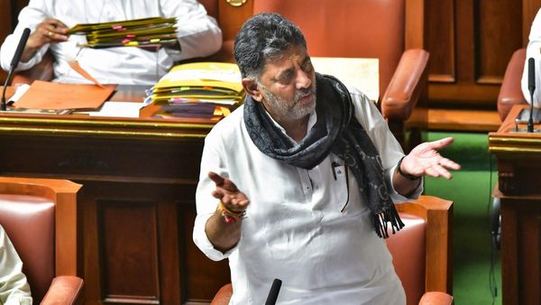 कर्नाटक के उपमुख्यमंत्री डीके शिवकुमार के आरएसएस की प्रार्थना गाने पर काग्रेस में दो फाड़, माफी की उठी मांग