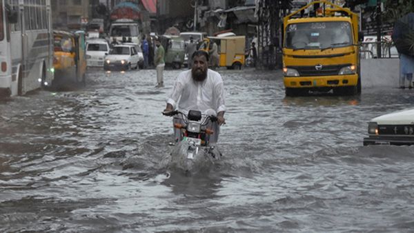 Pakistan News: स्वतंत्रता दिवस के दिन 30 की मौत कई घायल, लापता लोगों की हो रही तलाश