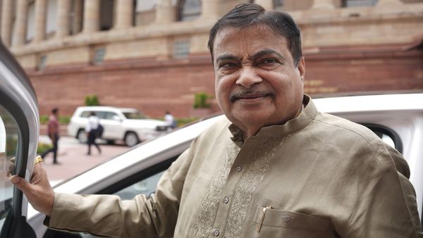 केंद्रीय मंत्री Nitin Gadkari के घर को बम से उड़ाने की धमकी, फोन करने वाला शख्स गिरफ्तार