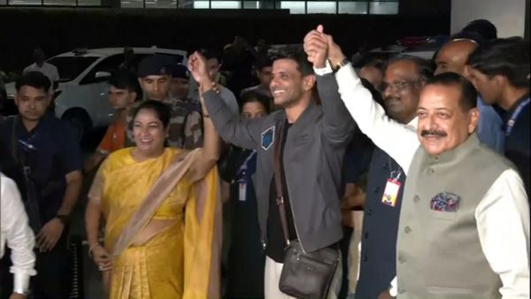 'भारत के लिए गौरव का क्षण', दिल्ली पहुंचे Shubhanshu Shukla, ढोल-नगाड़ों के साथ हुआ भव्य स्वागत