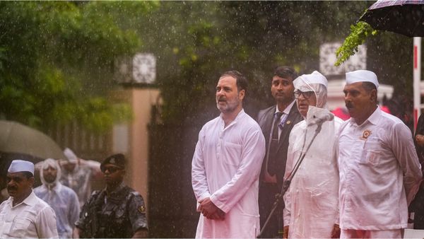 Independence Day: कांग्रेस ऑफिस में स्वतंत्रता दिवस समारोह, बारिश में तिरंगा फहराते राहुल गांधी ने खींचा ध्यान