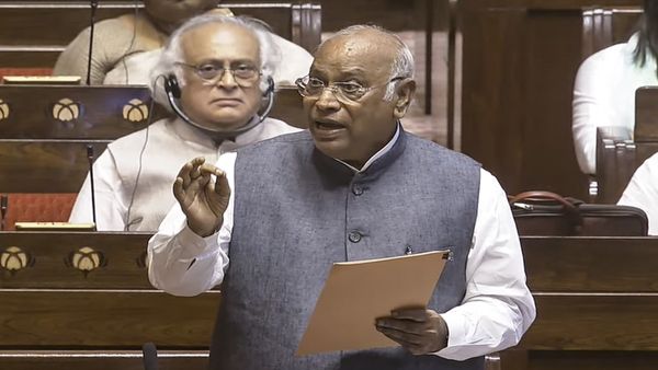 B. Sudershan Reddy के लिए खड़गे ने मांगा समर्थन, 'संवैधानिक मूल्यों के लिए सभी सांसद एकजुट हों'