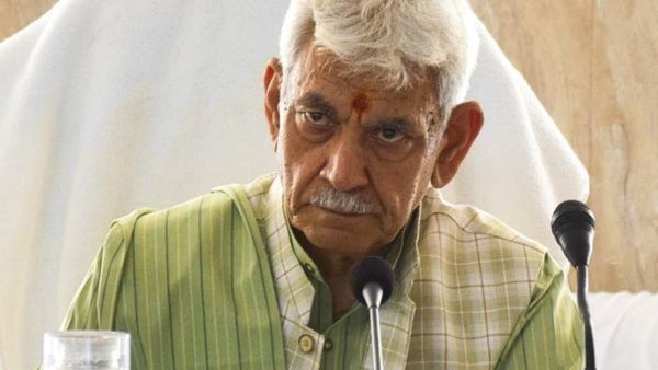 J&K: भारत की तनख्वाह में लश्कर की सेवा! LG मनोज सिन्हा ने दो सरकारी कर्मचारियों को दिखाया बाहर का रास्ता