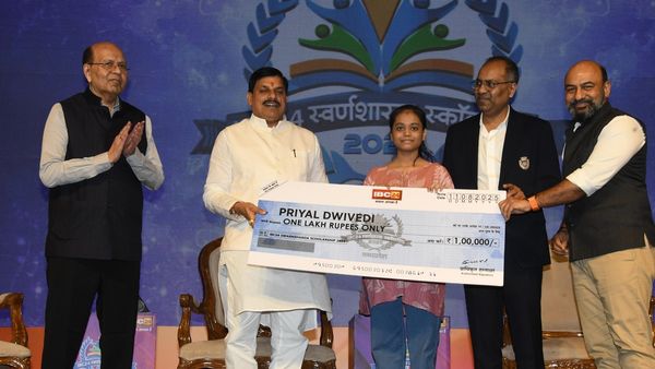 MP News: सर, मैं यहां पढ़ना चाहती हूं...' कहने पर सीएम मोहन यादव ने पूरा किया सपना, टॉपर प्रियल की दिल की बात सुन सब हुए भावुक