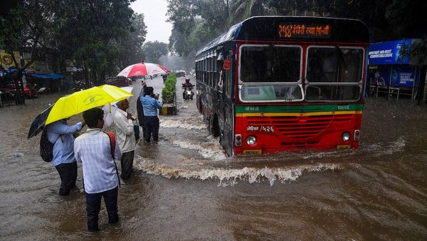 Mumbai High Tide Updates: मूसलाधार बारिश से जूझ रही मुंबई में हाई टाइड का खतरा बढ़ा, स्कूल-कॉलेज बंद